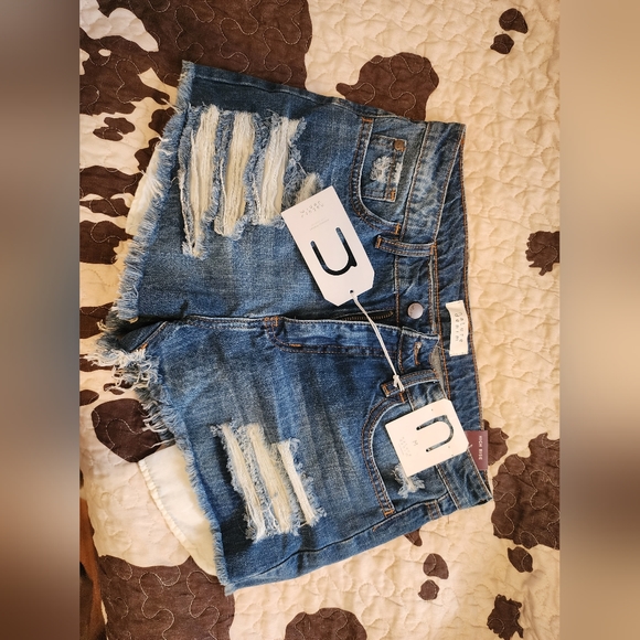 Jean Shorts - Picture 3 of 6